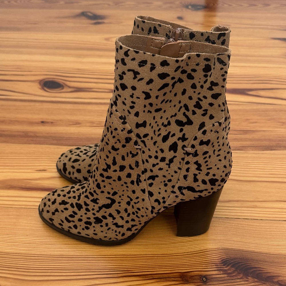 EUC Gibson Latimer Tan Black Ankle Suede Booties size 6.5 Lessonii Leopard